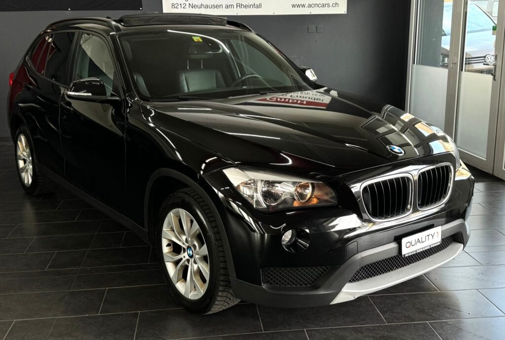 BMW X1 schwarz mieten in der Schweiz – SUV mit Automatik und Premium-Ausstattung