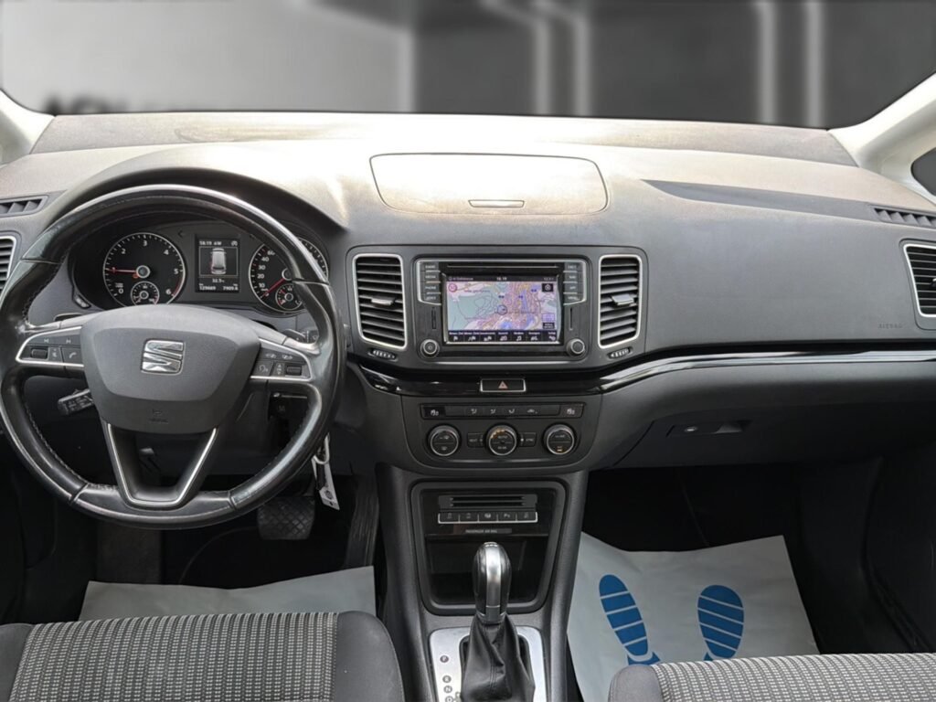 SEAT Alhambra mieten – Innenraum & Cockpit mit Automatikgetriebe