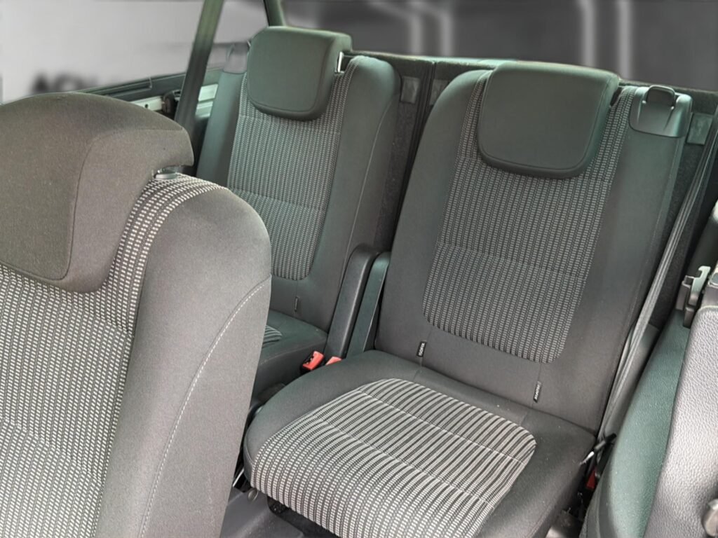 SEAT Alhambra mieten – Vordersitze und Innenraum